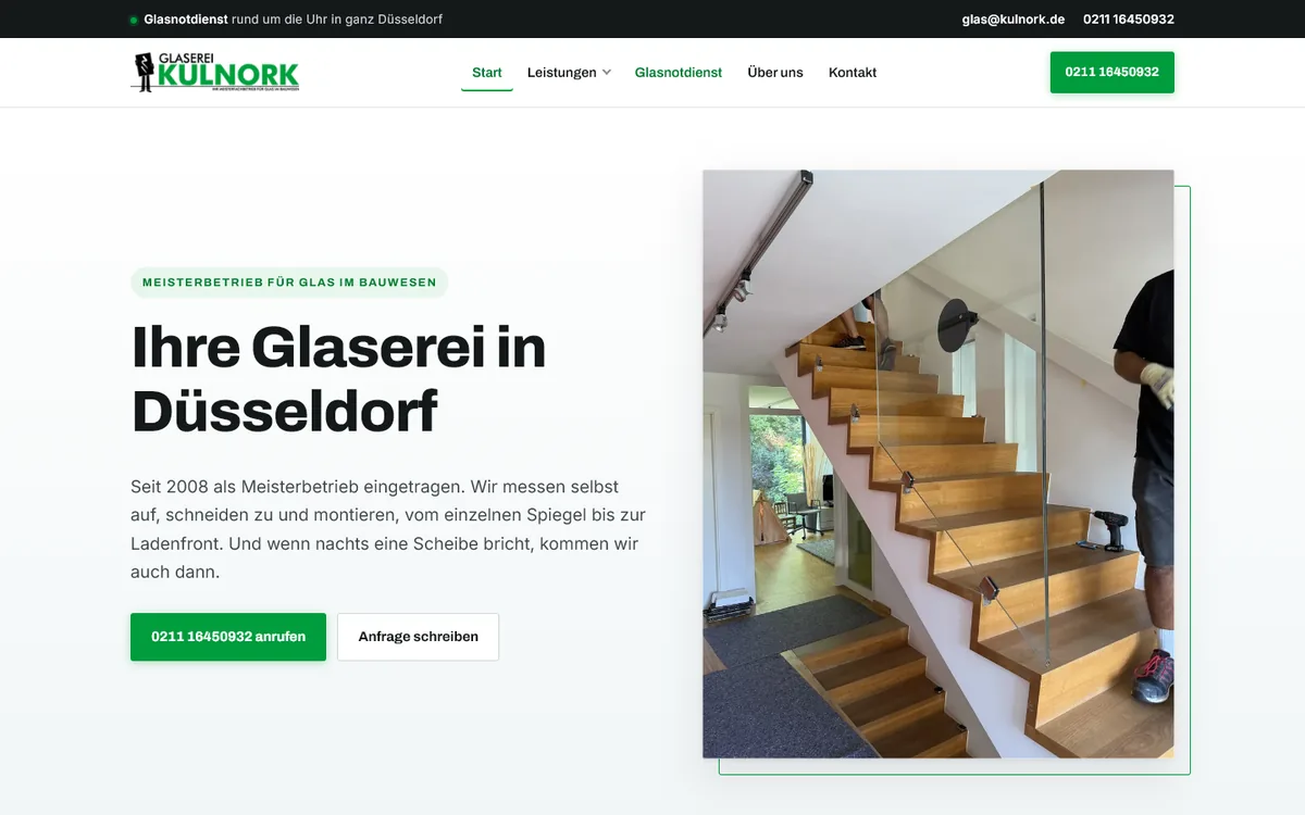 Home page of Glaserei Kulnork with a glass balustrade on a wooden staircase